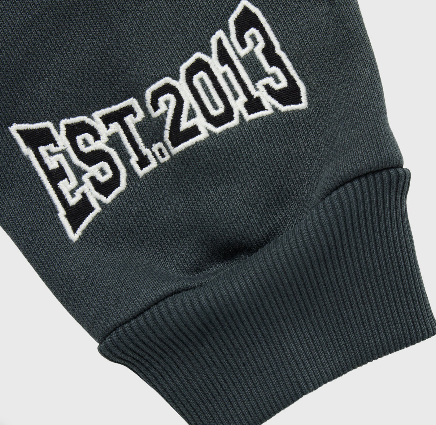HOMME+FEMME-EMBROIDERED GLOBAL LOGO CREWNECK CHARCOAL