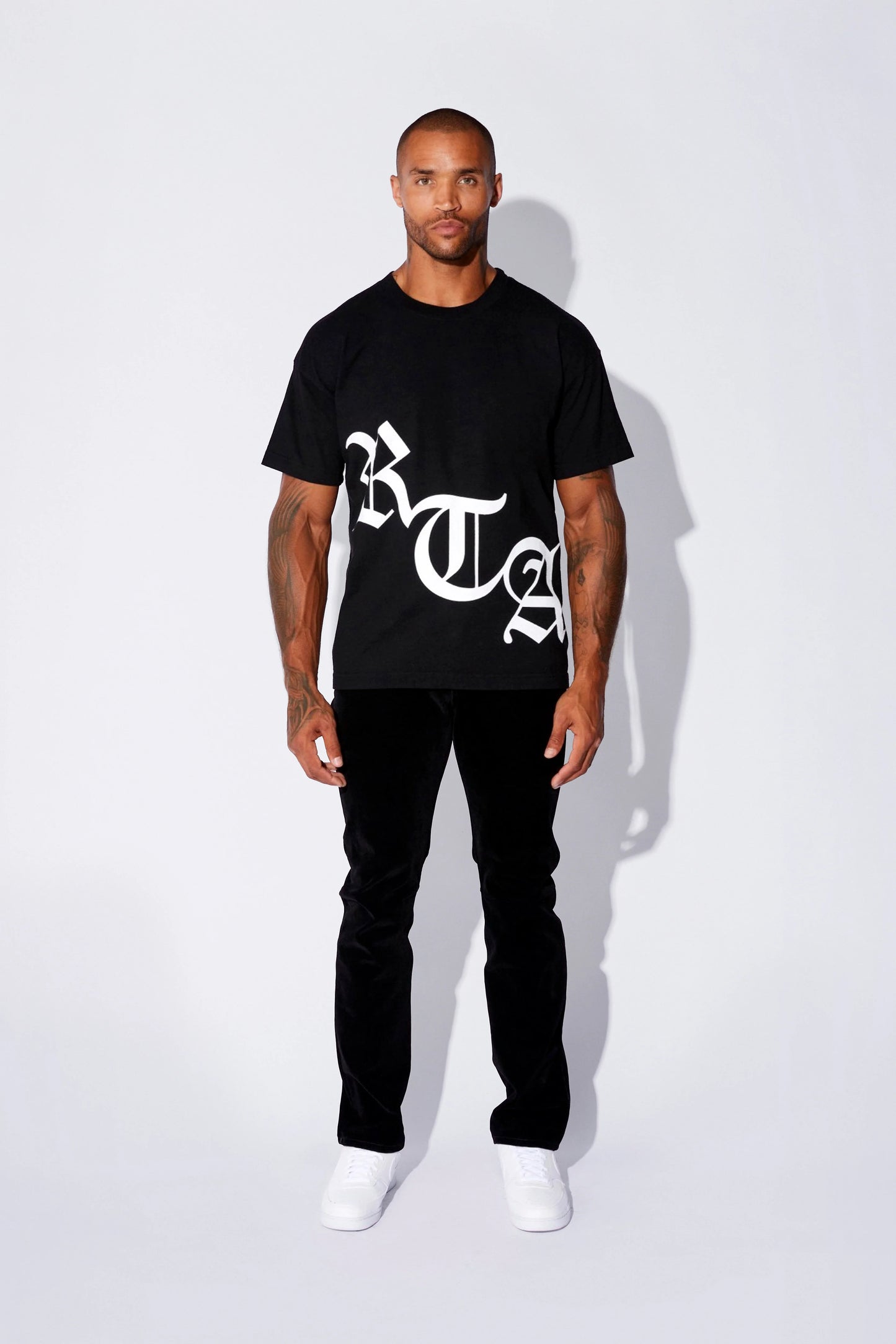 RTA-SHORT SLEEVE TEE | BLACK WHITE OLD ENGLISH-MU23K621-T1786BKWRO