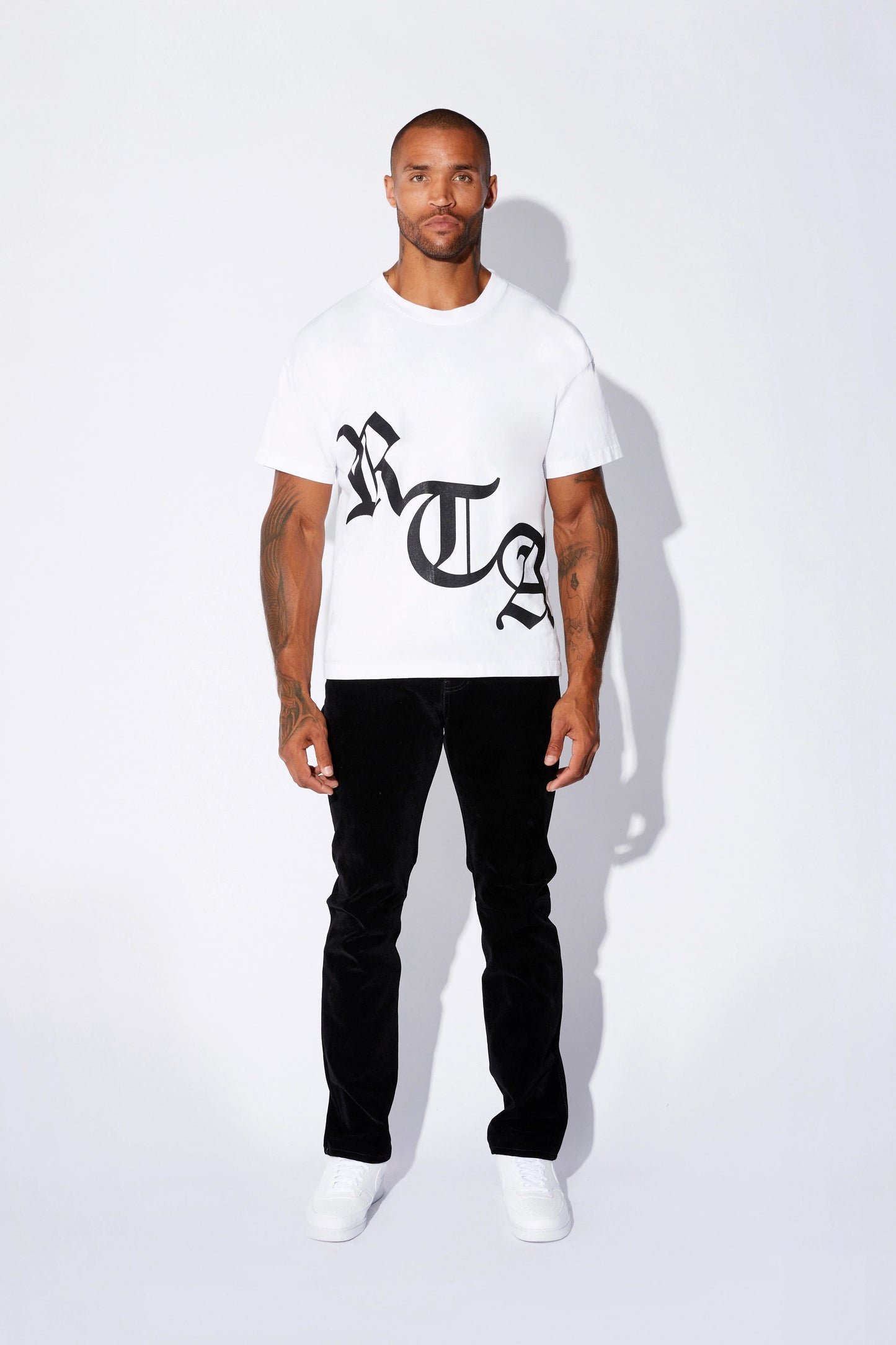 RTA-SHORT SLEEVE TEE | WHITE BLACK OLD ENGLISH-MU23K621-T1786BKWRO